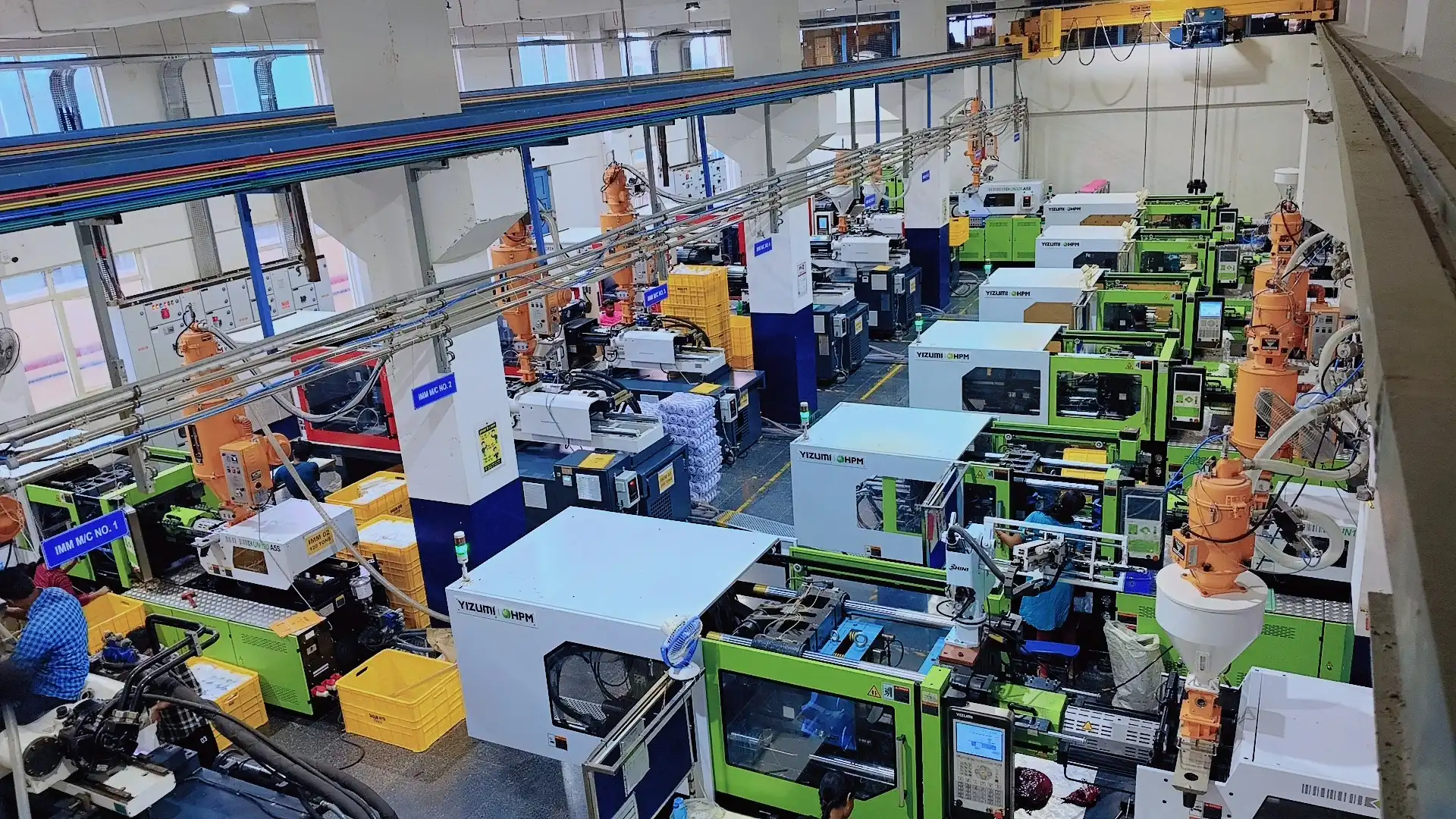 Injection moulding shopfloor with rows of moulding machines and robots