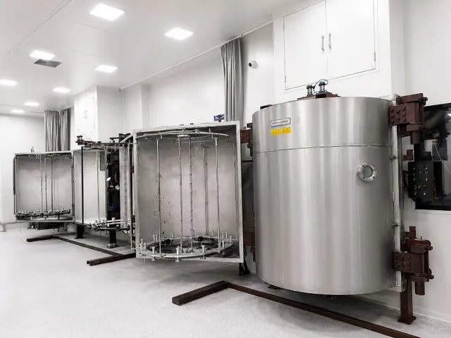 Thermal metallizing unit with vacuum chambers